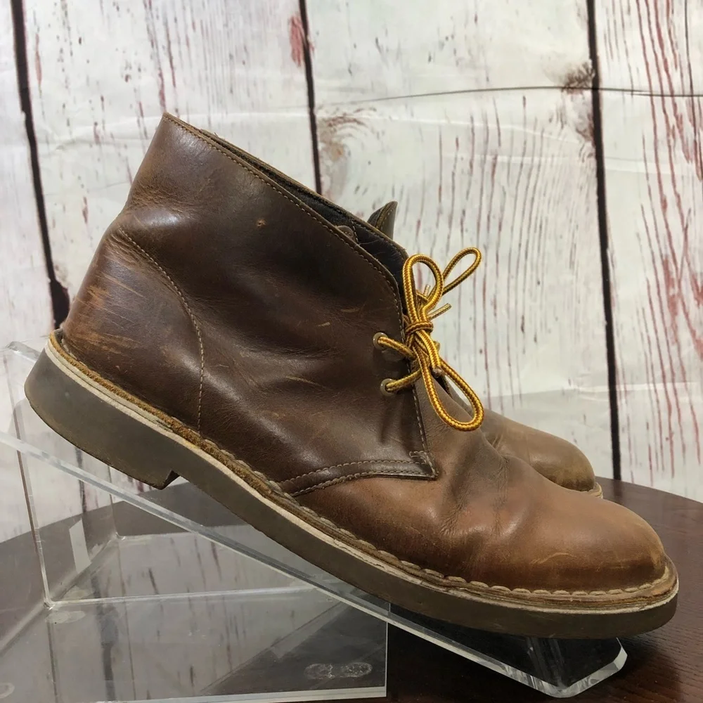 Clark’s Men's Brown Leather Chukka Boots with Yellow Laces size 10**